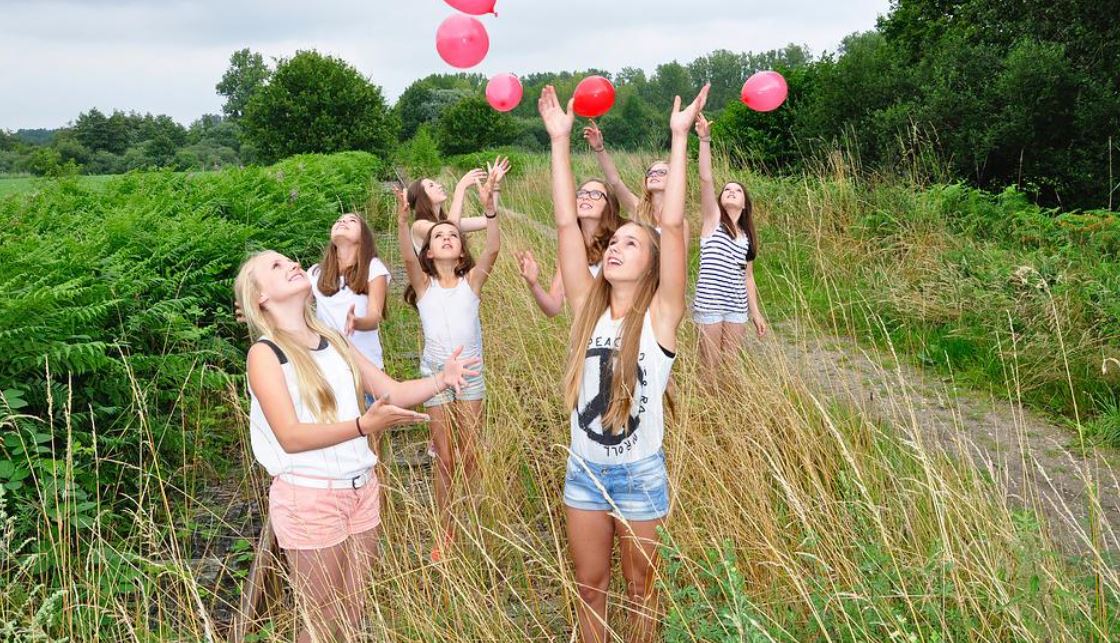 dívky a balóny